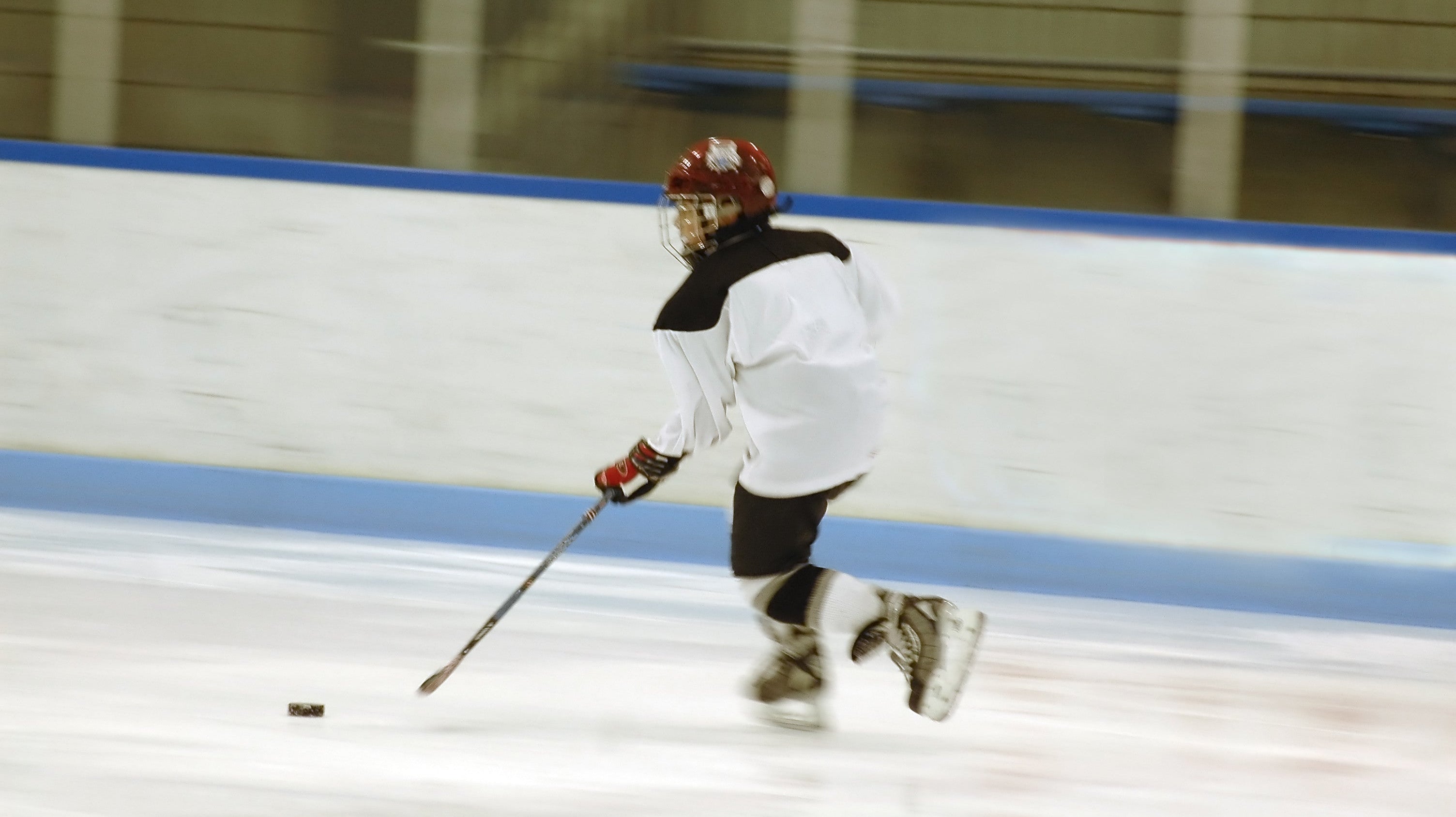 Person playing Hockey trying speed tips for skating