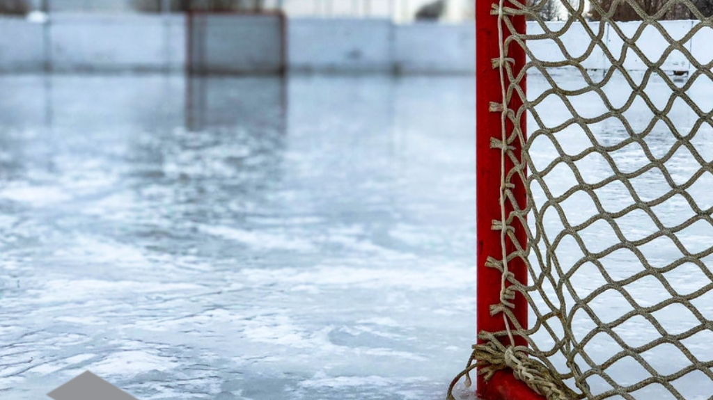 Snipers Edge Logo with an outdoor hockey rink